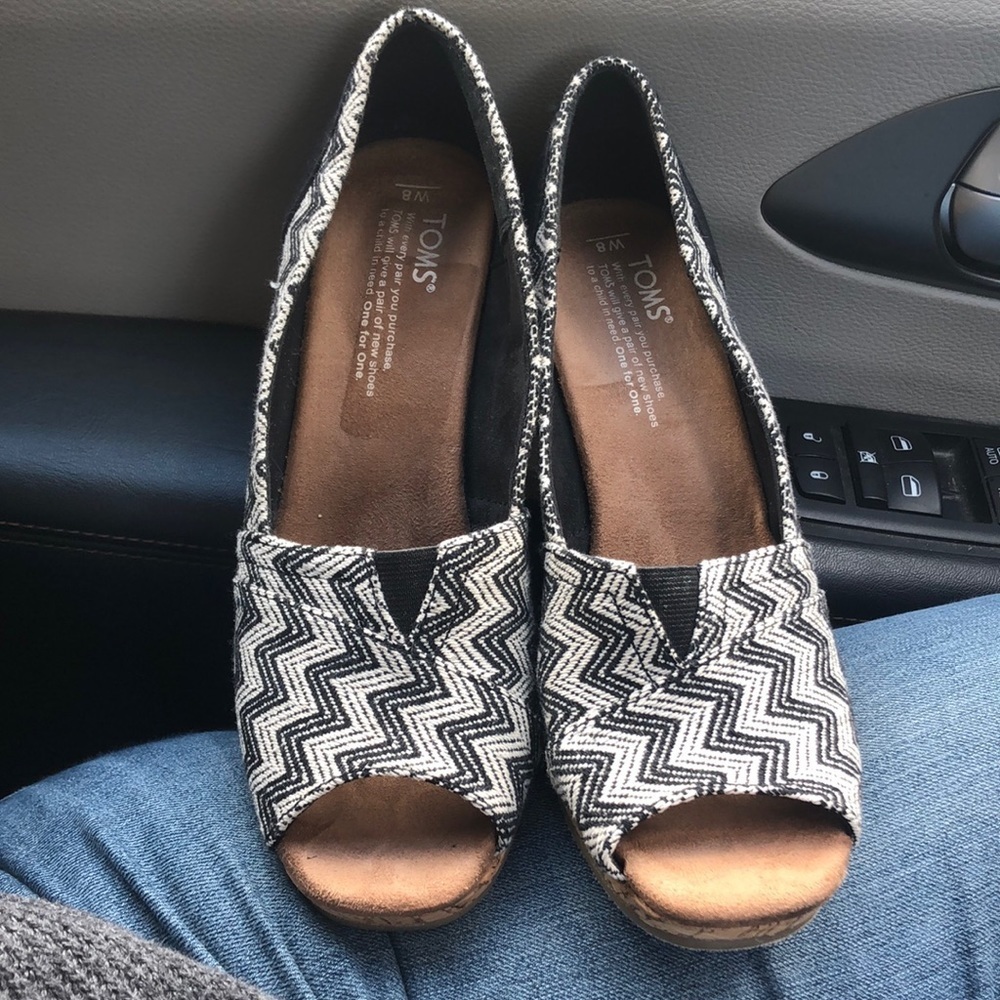 NWOT Toms Black and White Chevron Wave Cork-like Wedge Peep-Toe Sandal size 8